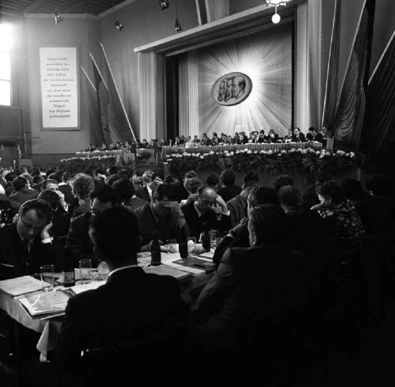 Bezirksdelegiertenkonferenz der SED. Ein Blick auf die Teilnehmer der Konferenz. Delegiert sein hieß zu jeder Zeit, alle hohlen Inszenierung über sich ergehen zu lassen und tapfer gegen Müdigkeit und Langeweile anzukämpfen.