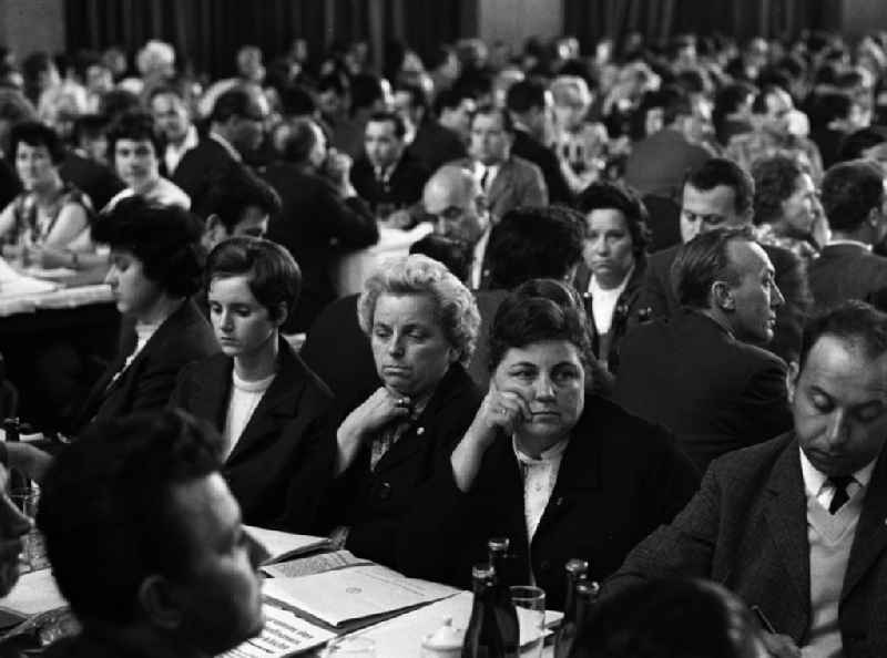 Bezirksdelegiertenkonferenz der SED. Ein Blick auf die Teilnehmer der Konferenz. Delegiert sein hieß zu jeder Zeit, alle hohlen Inszenierung über sich ergehen zu lassen und tapfer gegen Müdigkeit und Langeweile anzukämpfen.