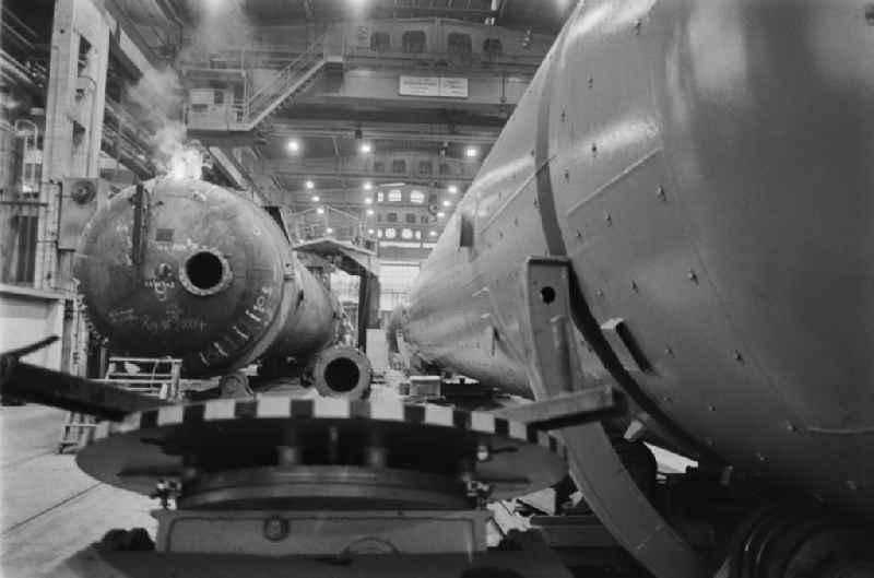 Workplace and factory equipment in the VEB machine tool combine 'Fritz Heckert', for the production of heat exchangers and large power plants in Chemnitz - Karl-Marx-Stadt, Saxony in the area of the former GDR, German Democratic Republic