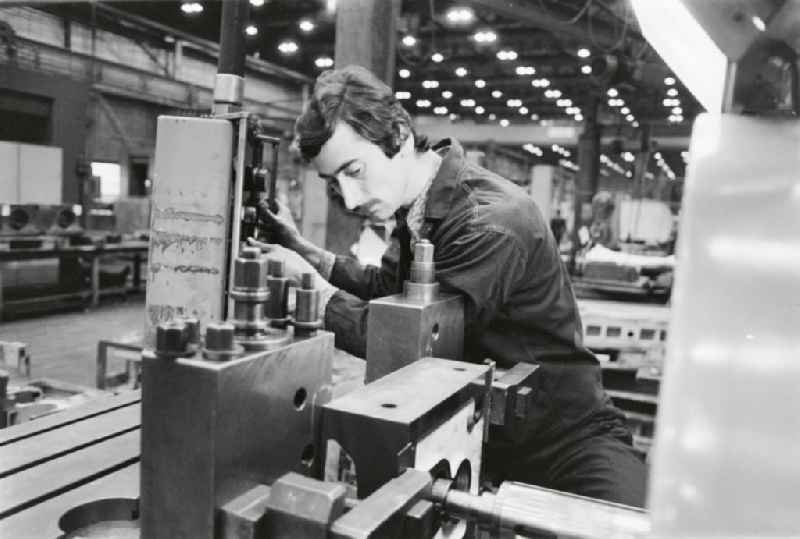 Workplace and factory equipment in the VEB machine tool combine 'Fritz Heckert', for the production of heat exchangers and large power plants in Chemnitz - Karl-Marx-Stadt, Saxony in the area of the former GDR, German Democratic Republic