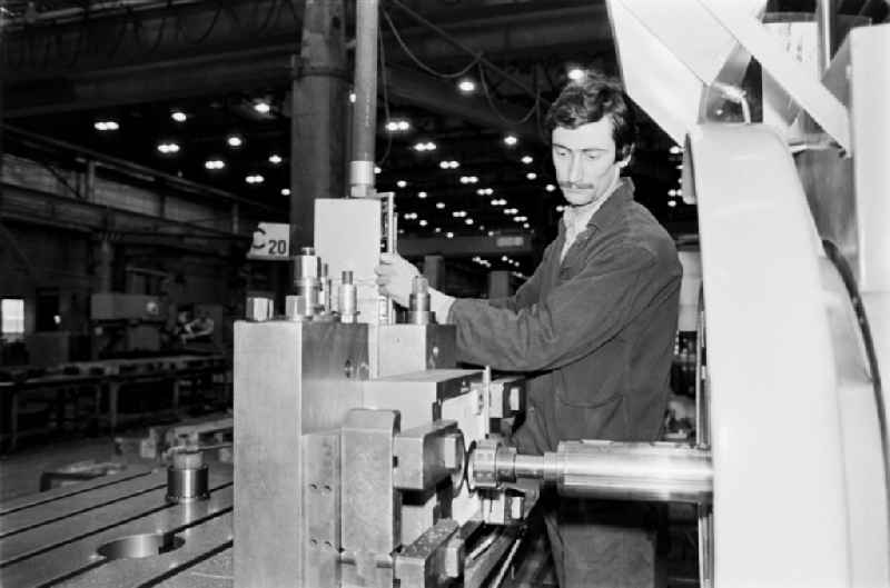 Workplace and factory equipment in the VEB machine tool combine 'Fritz Heckert', for the production of heat exchangers and large power plants in Chemnitz - Karl-Marx-Stadt, Saxony in the area of the former GDR, German Democratic Republic