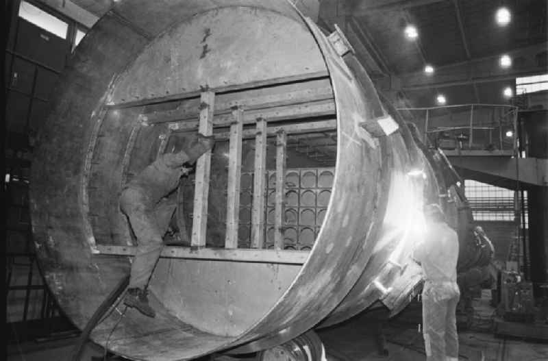 Workplace and factory equipment in the VEB machine tool combine 'Fritz Heckert', for the production of heat exchangers and large power plants in Chemnitz - Karl-Marx-Stadt, Saxony in the area of the former GDR, German Democratic Republic