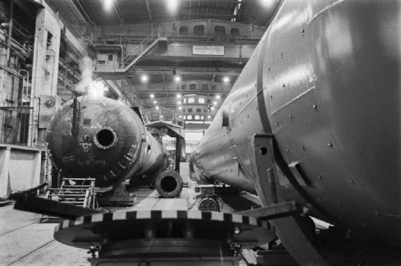 Workplace and factory equipment in the VEB machine tool combine 'Fritz Heckert', for the production of heat exchangers and large power plants in Chemnitz - Karl-Marx-Stadt, Saxony in the area of the former GDR, German Democratic Republic