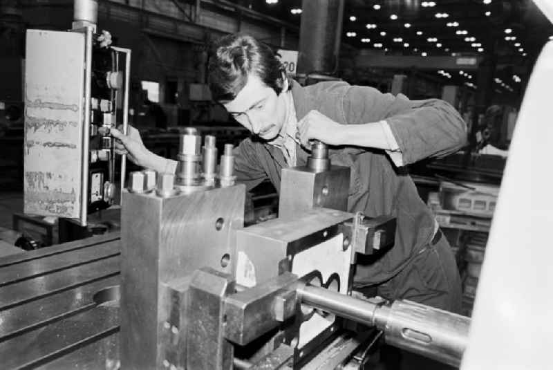 Workplace and factory equipment in the VEB machine tool combine 'Fritz Heckert', for the production of heat exchangers and large power plants in Chemnitz - Karl-Marx-Stadt, Saxony in the area of the former GDR, German Democratic Republic