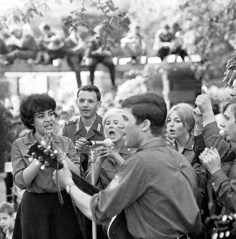 1967
VIII. Parlament der Freien Deutschen Jugend (FDJ) in Karl-Marx-Stadt, heute Chemnitz (Sachsen)