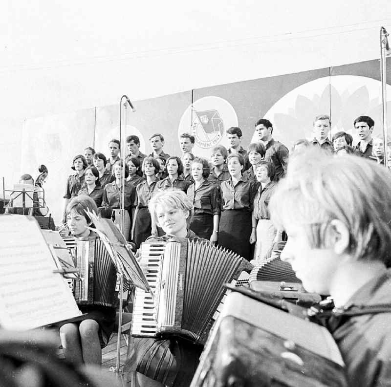 1967
VIII. Parlament der Freien Deutschen Jugend (FDJ) in Karl-Marx-Stadt, heute Chemnitz (Sachsen)