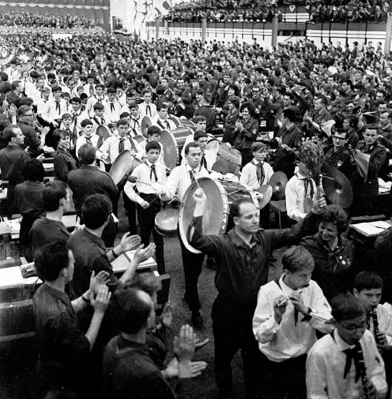 1967
VIII. Parlament der Freien Deutschen Jugend (FDJ) in Karl-Marx-Stadt, heute Chemnitz (Sachsen)