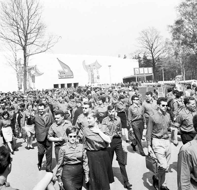 1967
VIII. Parlament der Freien Deutschen Jugend (FDJ) in Karl-Marx-Stadt, heute Chemnitz (Sachsen)