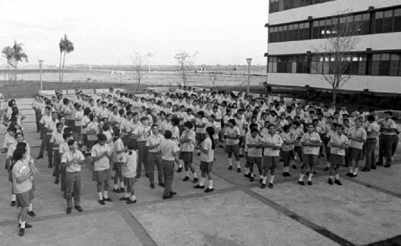 Die Schüler der Mittelschule 'Camilo' in Cienfuegos stehen auf dem Schulhof zum Appell bereit.