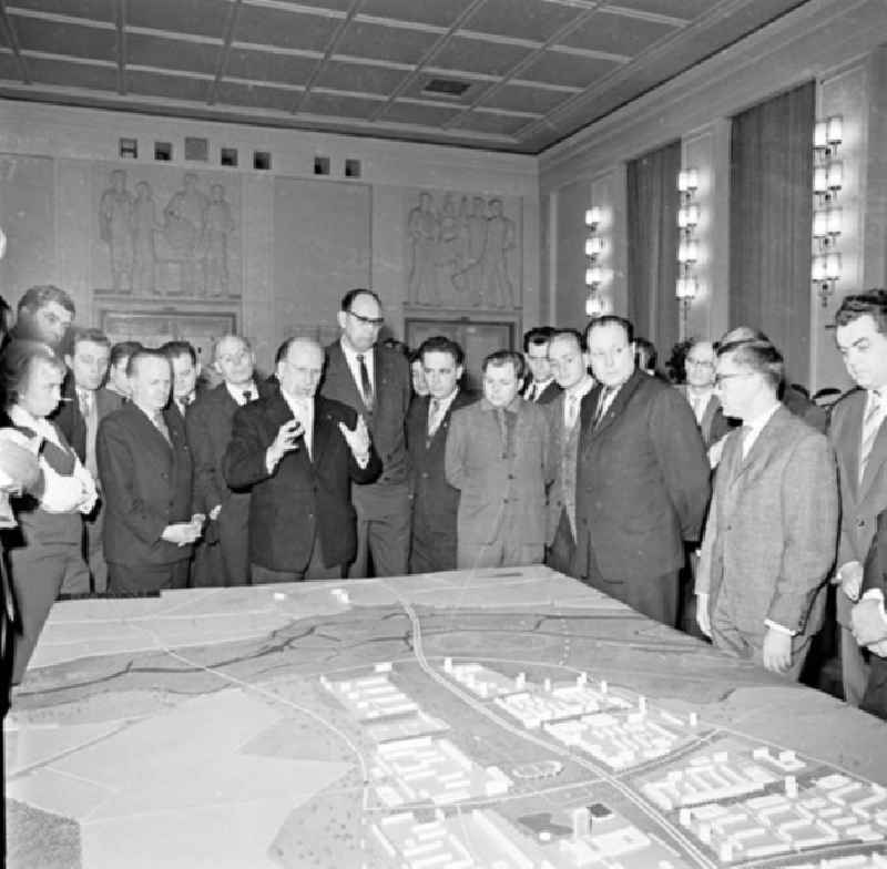 Besuch von Walter Ulbricht, Ulbricht und weitere Vertreter der DDR-Regierung besichtigen Stadtmodell / Modell vom Dresdener Stadtzentrum.