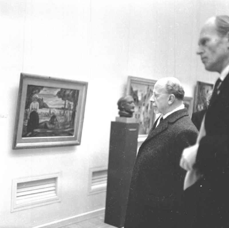 Walter Ulbricht beim Besuch der eröffneten Gemäldegalerie / Galerie - Neue Meister im Dresdner Albertinium. Ulbricht schaut sich Gemälde an.