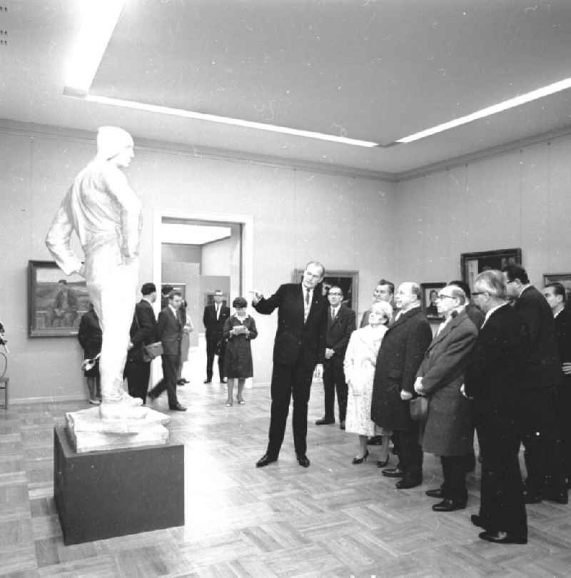 Walter Ulbricht beim Besuch der eröffneten Gemäldegalerie / Galerie - Neue Meister im Dresdner Albertinium. Ulbricht und beteiligte stehen zusammen, Mann erklärt Skulptur / Plastik.