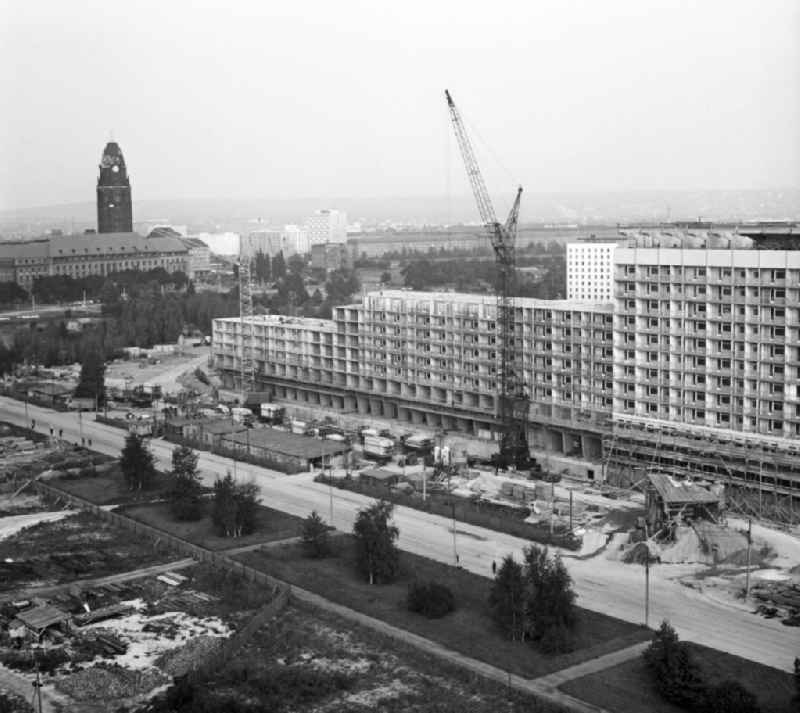 Blick auf die Baustelle an der Prager Straße wo Plattenbauten errichtet werden. Im Hintergrund ist das Neue Rathaus (l) zu sehen.