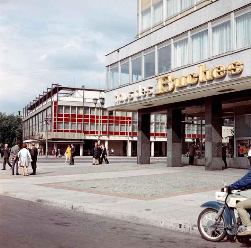 Blick auf das Institutsgebäude mit dem 'Haus des Buches' an der Ernst-Thälmann-Straße / Postplatz in der Dresdner Altstadt.