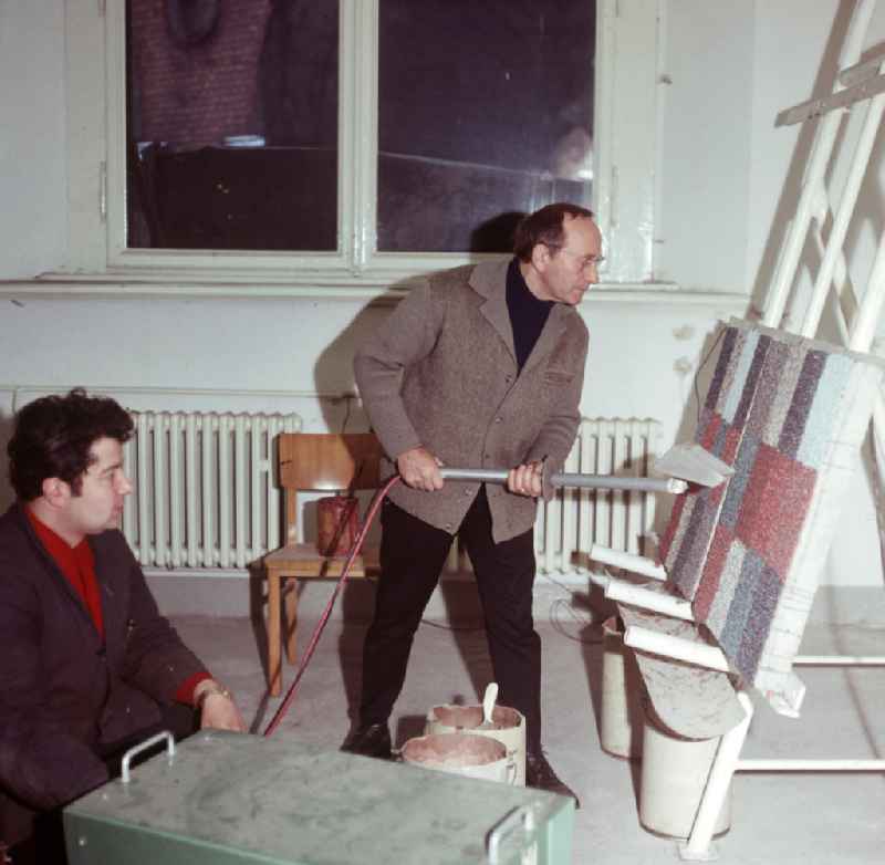 Der Dresdner Maler und Professor an der Hochschule für Bildende Künste in Dresden, Gerhard Stengel, bei der Arbeit an einem seiner Werke in seinem Atelier.