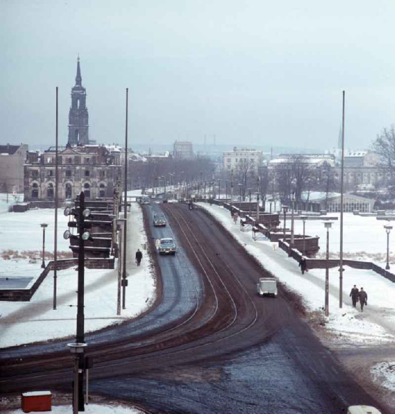 Blick über die Augustusbrücke auf das im Zweiten Weltkrieg zerstörte Blockhaus / Neustädter Wache und die Dreikönigskirche in Dresden.