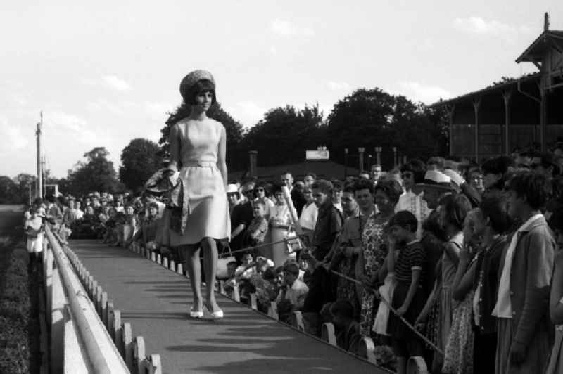 Fashion show by the VVB Konfektion Berlin in front of the Tribuene on the fashion race day in Dresden in the state Saxony on the territory of the former GDR, German Democratic Republic