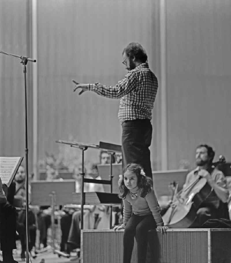 Musican and conductor Peter Gotthardt during the rehearsal of the cantata 'Go carefully with your dreams' in the Great Hall of the Dresden Cultural Palace in the district Altstadt in Dresden, Saxony in the territory of the former GDR, German Democratic Republic