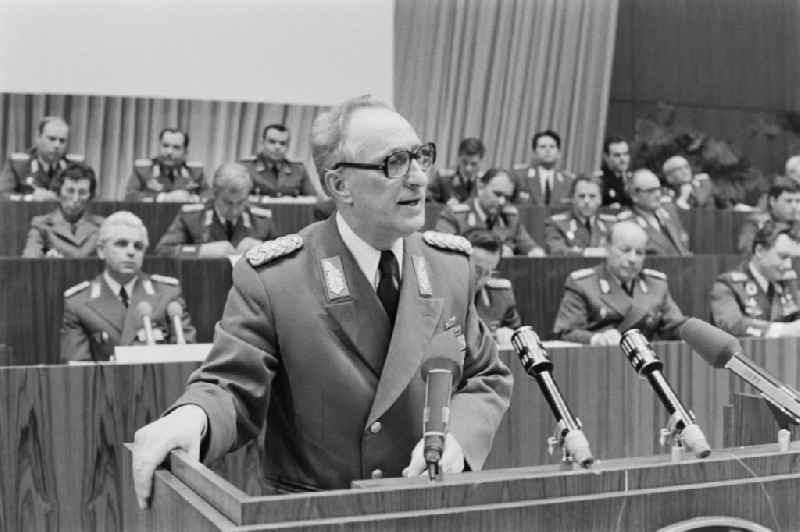 Colonel General Heinz Kessler (Chief of the Main Staff of the NVA) speaks at the lectern in front of soldiers, non-commissioned officers, officers and generals as members of the NVA National People's Army at the delegates' conference in the Kulturpalast in the Altstadt district of Dresden, Saxony in the territory of the former GDR, German Democratic Republic