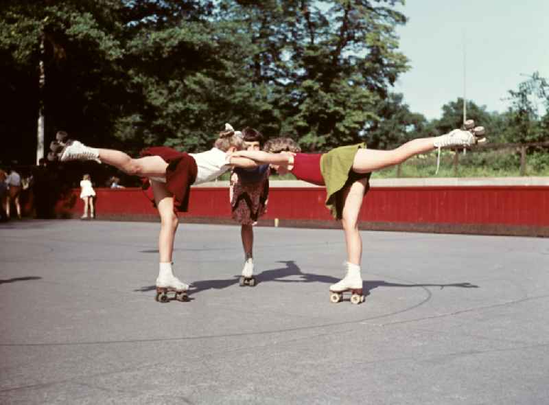 Training and competitive sports center girls roller skating in the 'Rollkunstlauf department of SV Dresden-Mitte 195