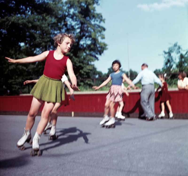 Training and competitive sports center girls roller skating in the 'Rollkunstlauf department of SV Dresden-Mitte 195