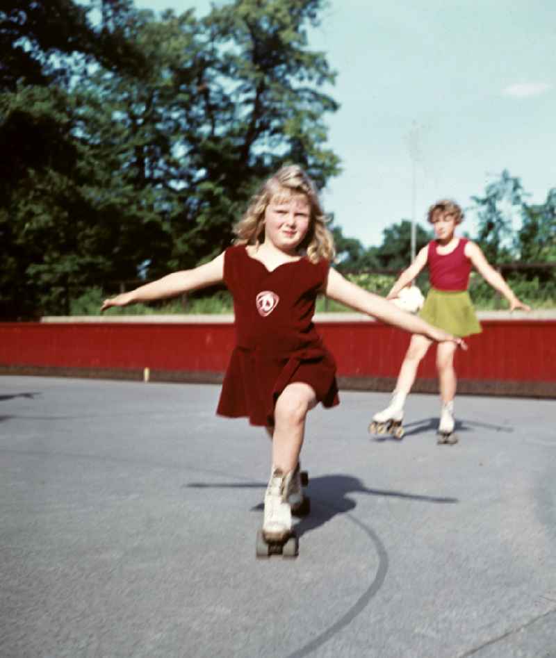 Training and competitive sports center girls roller skating in the 'Rollkunstlauf department of SV Dresden-Mitte 195