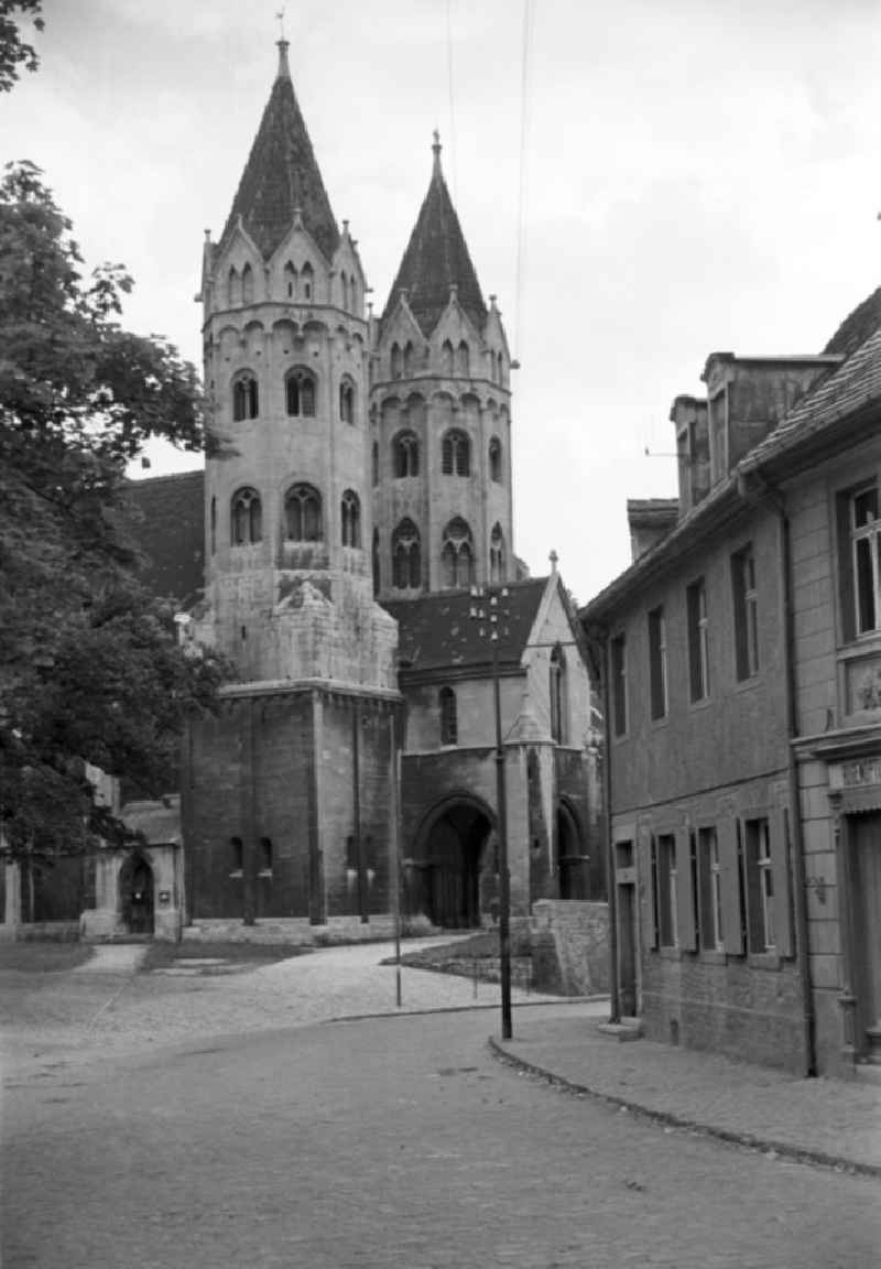 Blick auf die Stadtkirche St. Marien in Freyburg an der Unstrut. Freyburg gehörte zu den bedeutendsten Weinanbaugebieten in der DDR. An den Kalkhängen im Unstrut-Tal gediehen der Müller-Thurgau, der Traminer und andere Weinsorten. Den größten Bekanntheits- und Beliebtheitsgrad hatte in der DDR jedoch der Rotkäppchen-Sekt, dessen Herstellung in Freyburg auf eine lange Tradition zurückblicken kann.