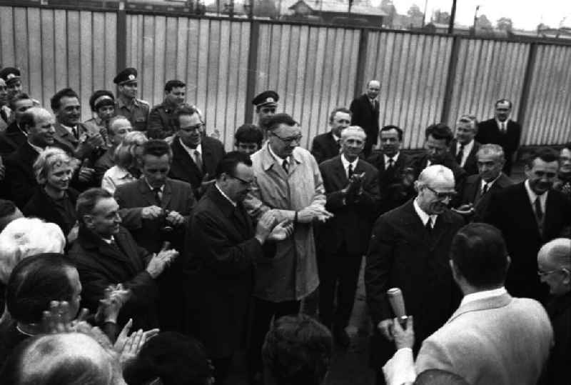 Staatsbesuch des Vorsitzenden des Ministerrates der DDR Willi Stoph in Kassel (BRD). Der zehnminütige Aufenthalt des Sonderzuges am Grenzübergang Gerstungen (DDR) wurde zu einer inoffiziellen Verabschiedung der Delegation genutzt. Im Bild (v.l.): Aussenminister Otto Winzer, Ministerrratsvorsitzender Willi Stoph, Staatssekretär für Westdeutsche Fragen Michael Kohl, Fernsehmoderator Karl Eduard von Schnitzler.