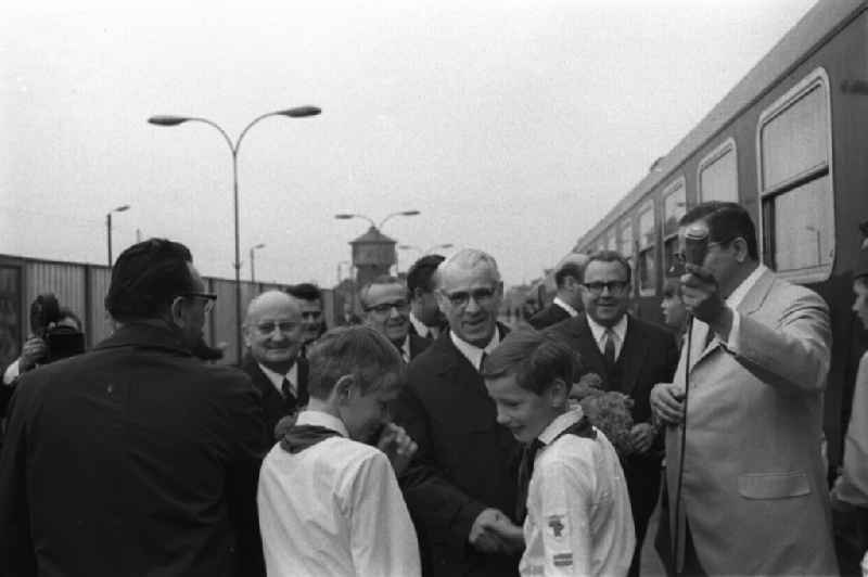 Staatsbesuch des Vorsitzenden des Ministerrates der DDR Willi Stoph in Kassel (BRD). Der zehnminütige Aufenthalt des Sonderzuges am Grenzübergang Gerstungen (DDR) wurde zu einer inoffiziellen Verabschiedung der Delegation genutzt. Im Bild (v.l.): Aussenminister Otto Winzer, Ministerrratsvorsitzender Willi Stoph, Staatssekretär für Westdeutsche Fragen Michael Kohl, Fernsehmoderator Karl Eduard von Schnitzler.