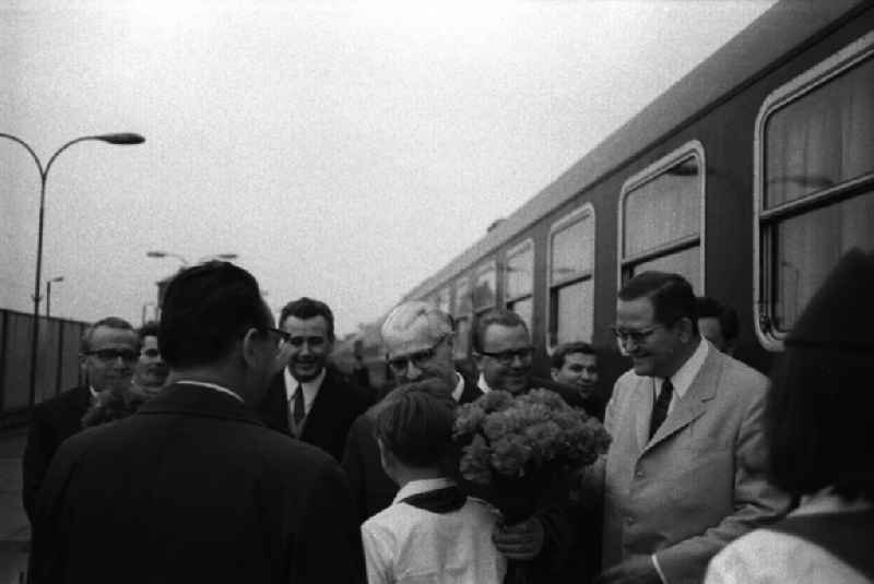 Staatsbesuch des Vorsitzenden des Ministerrates der DDR Willi Stoph in Kassel (BRD). Der zehnminütige Aufenthalt des Sonderzuges am Grenzübergang Gerstungen (DDR) wurde zu einer inoffiziellen Verabschiedung der Delegation genutzt. Im Bild (v.l.): Aussenminister Otto Winzer, Ministerrratsvorsitzender Willi Stoph, Staatssekretär für Westdeutsche Fragen Michael Kohl, Fernsehmoderator Karl Eduard von Schnitzler.