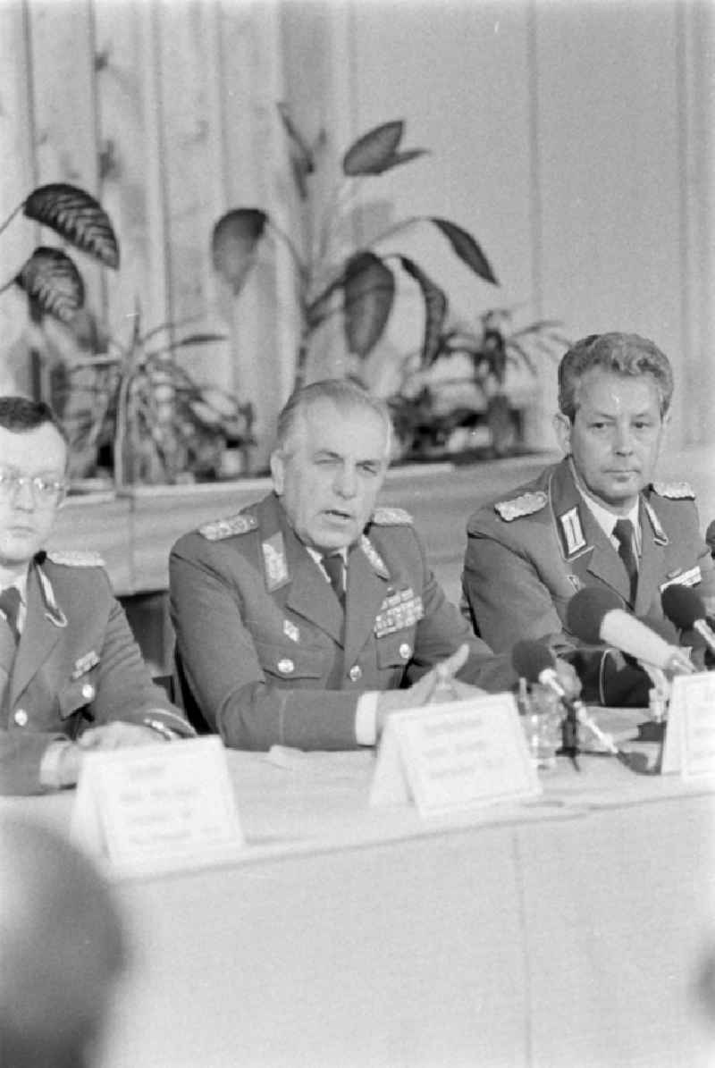 Press conference with Major General Horst Stechbarth and soldiers and officers of Panzer Regiment 8 (PR-8) on the occasion of the ceremonial and media-effective dissolution of the troop unit on the grounds of the Artur Becker barracks in Goldberg in the state of Mecklenburg-Western Pomerania in the area of the former GDR, German Democratic Republic