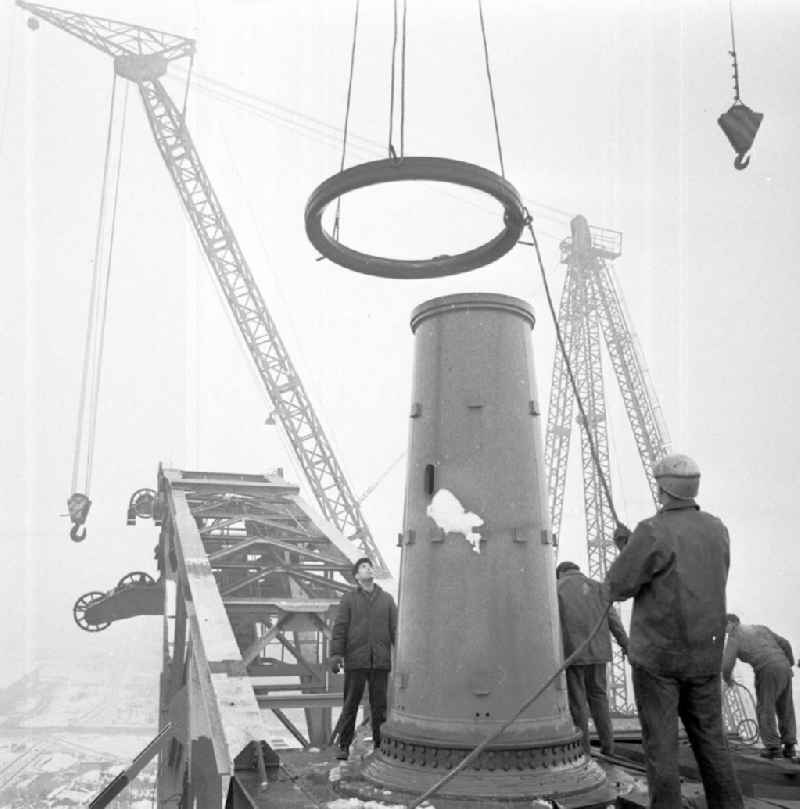 960 Tonnen schwer und 32 Meter hoch ist der stärkste Riese : der Einerkettenschwenkbagger RS - 560 aus dem Georgi - Dimitroff - Werk Magdeburg. 15