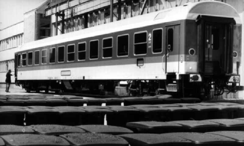 50 einst im Reichsbahnausbesserungswerk Halberstadt (Sachsen-Anhalt) gebaute Reisezugwagen wurden bisher zu modernen InterRegio-Wagen umgerŸstet
19.