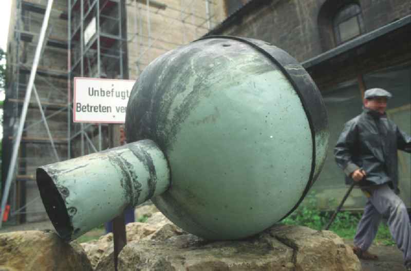 Im Bild ein Turmkopf / Kugel von der Spitze eines Kirchturms der Liebfrauenkirche zu Halberstadt. Die Kugel wurde als Zeitkapsel benutzt.