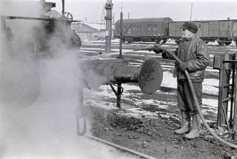 Cleaning and purification work and ash disposal in the railway depot of the German Reichsbahn in Halberstadt in the territory of the former GDR, German Democratic Republic