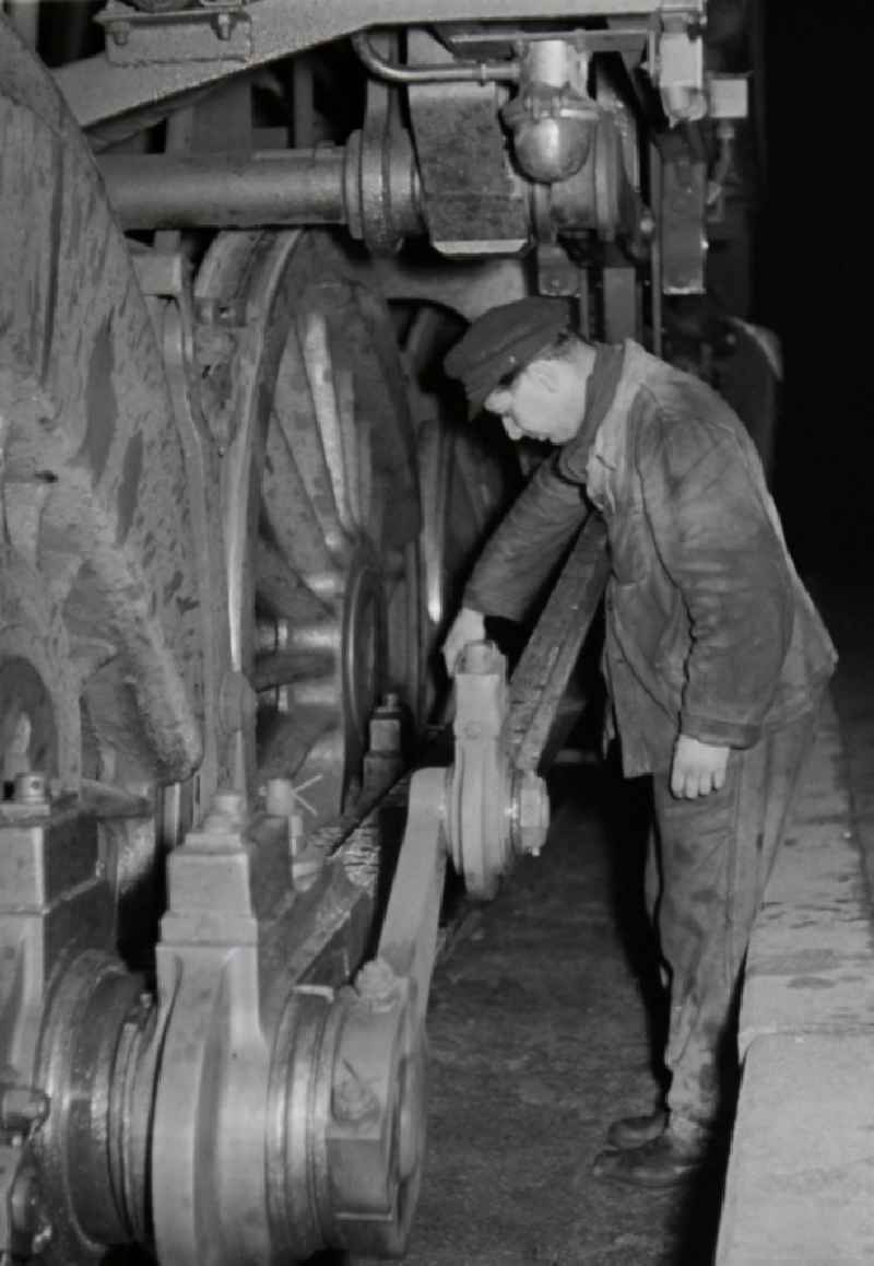 Maintenance and repair work in the Bw railway depot of the Deutsche Reichsbahn for the series 65 steam locomotives in Halberstadt in the state Saxony-Anhalt on the territory of the former GDR, German Democratic Republic