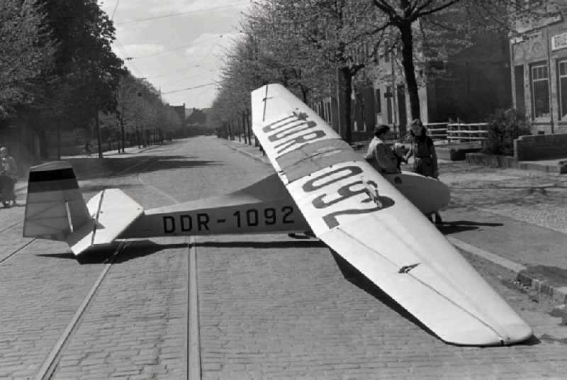 School and glider type Grunau Baby mit der Kennung DDR-1