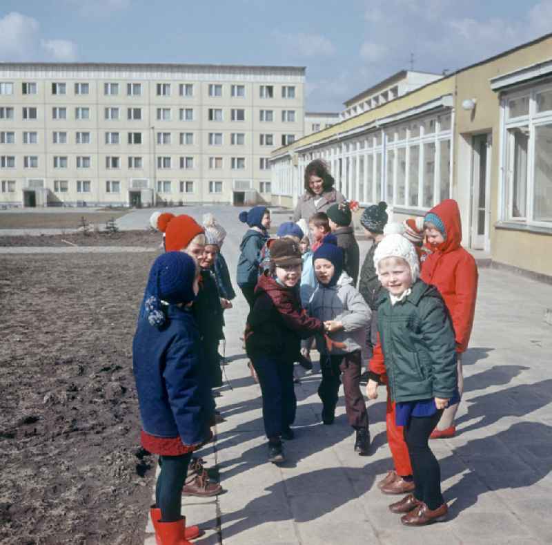 Kinder spielen im neuen Kindergarten in einem Neubaugebiet in Halle-Neustadt. Am Standort der Chemieindustrie der DDR wurde in den 1960er und 197