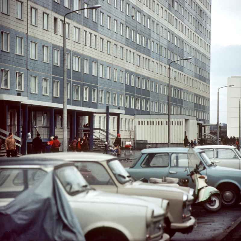 Alltag in einem Neubaugebiet in Halle-Neustadt. Am Standort der Chemieindustrie der DDR wurde in den 1960er und 197