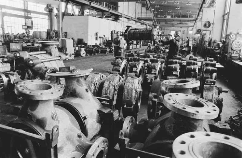 Workplace and factory equipment im VEB Industriewerk Halle-Nord in Halle (Saale), Saxony-Anhalt on the territory of the former GDR, German Democratic Republic