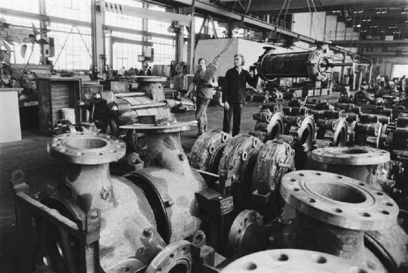 Workplace and factory equipment im VEB Industriewerk Halle-Nord in Halle (Saale), Saxony-Anhalt on the territory of the former GDR, German Democratic Republic