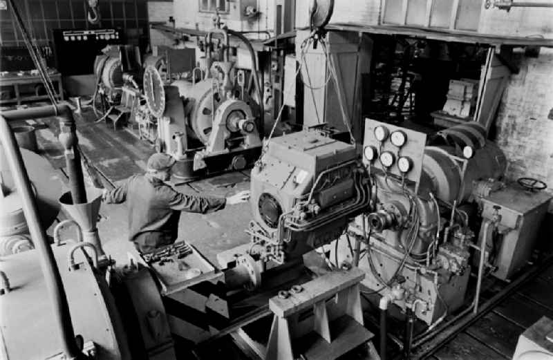 Workplace and factory equipment im VEB Industriewerk Halle-Nord in Halle (Saale), Saxony-Anhalt on the territory of the former GDR, German Democratic Republic