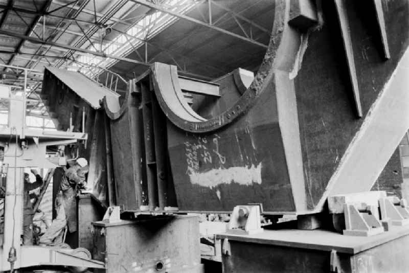 Workplace and factory equipment im VEB Industriewerk Halle-Nord in Halle (Saale), Saxony-Anhalt on the territory of the former GDR, German Democratic Republic