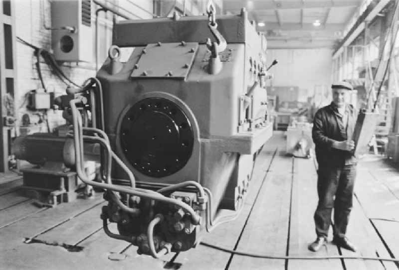 Workplace and factory equipment im VEB Industriewerk Halle-Nord in Halle (Saale), Saxony-Anhalt on the territory of the former GDR, German Democratic Republic