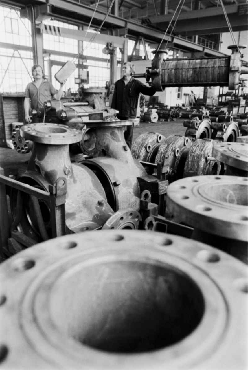 Workplace and factory equipment im VEB Industriewerk Halle-Nord in Halle (Saale), Saxony-Anhalt on the territory of the former GDR, German Democratic Republic