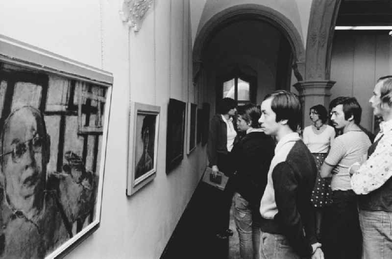 Visitors to an exhibition in the Moritzburg Art Museum on Friedemann-Bach-Platz in Halle (Saale), Saxony-Anhalt in the territory of the former GDR, German Democratic Republic