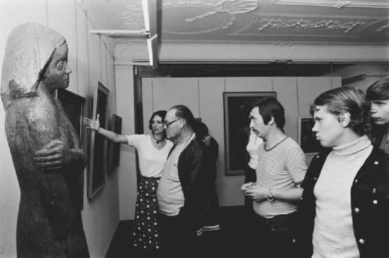 Visitors to an exhibition in the Moritzburg Art Museum on Friedemann-Bach-Platz in Halle (Saale), Saxony-Anhalt in the territory of the former GDR, German Democratic Republic