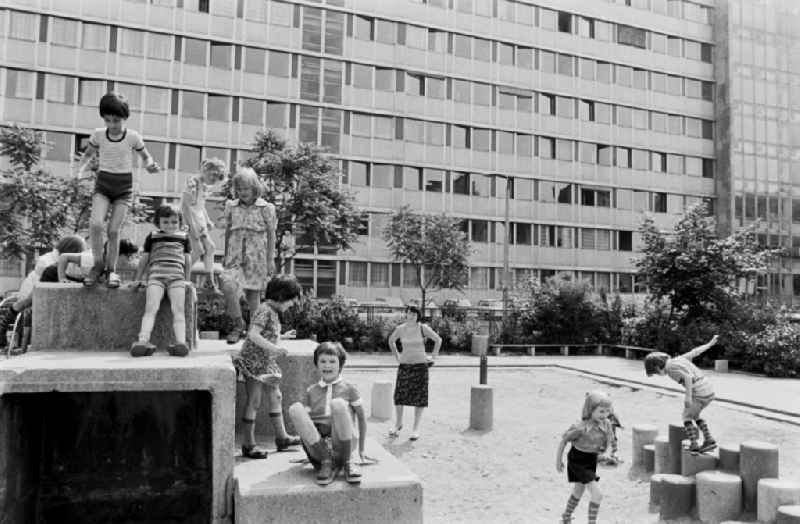 Children and young people on a playground in the district of Stadtbezirk Mitte in Halle (Saale), Saxony-Anhalt in the territory of the former GDR, German Democratic Republic