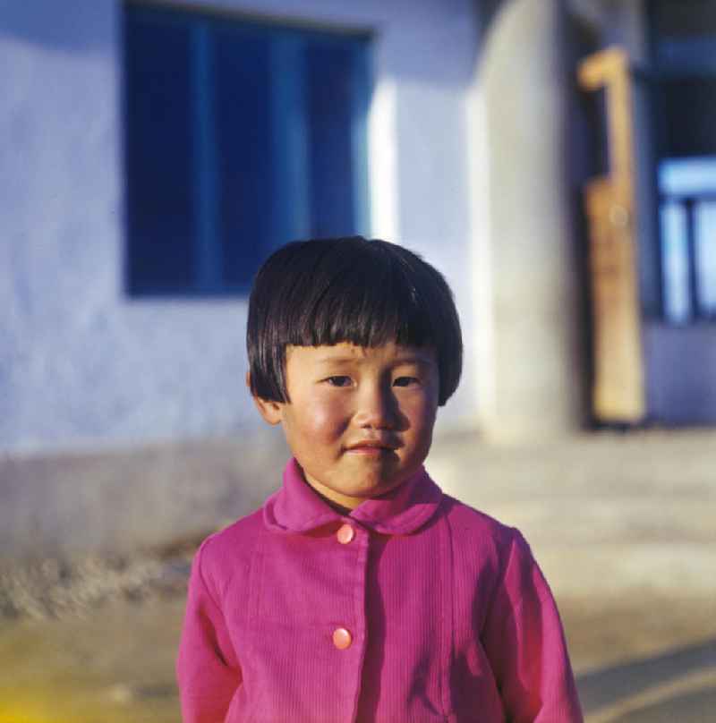 Porträt eines Mädchen in einem LPG-Kindergarten nahe der Hafenstadt Hamhung in der Koreanischen Demokratischen Volksrepublik KDVR.