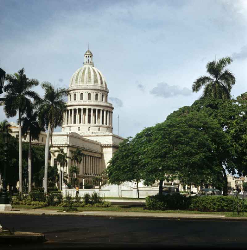 Blick auf das Kapitol in der kubanischen Hauptstadt Havanna. Ursprünglich als Regierungssitz für den kubanischen Präsidenten gebaut, wird das Gebäude seit 1959 als öffentlich zugängliches Kongresszentrum genutzt. El Capitolio or National Capitol Building in Havana, Cuba.